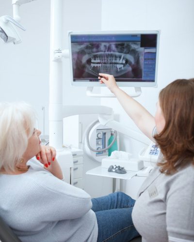 implantes dentales personas mayores Valencia