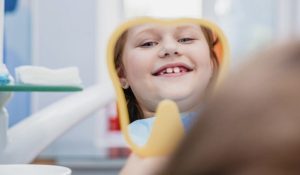 Revisión dental infantil en clínica dental de Valencia