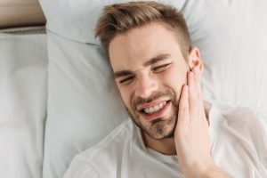 dolor de dientes a causa de una caries no tratada